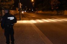 Un policier se tient dans une rue où un homme a "délibérément" foncé avec sa voiture sur un groupe d