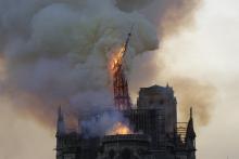 La flèche de Notre-Dame de Paris s'effondre pendant le spectaculaire incendie du 15 avril 2019