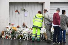 Fleurs déposées devant l'endroit où les deux enfants ont été renversés, le 11 juin 2019 à Lorient