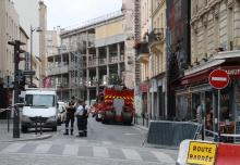 Les forces de police devant une rue où s'est effondré un échafaudage à Paris, le 30 juillet 2019