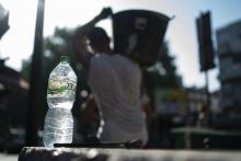 Des ouvriers travaillent sous la canicule le 26 juin 2019 à Paris