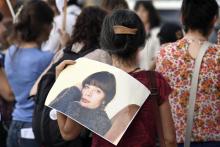 Une femme tient le portrait de Marie Trintignant lors d'une manifestation devant le Zénith à Paris où se produit, le 7 juin 2018, Bertrand Cantat. Le chanteur a été condamné pour le meurtre de l'actri