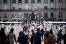 Des bougies portant la mention "Steve" devant la fontaine de la Place Royale à Nantes, le 30 juillet 2019