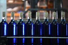 Des bouteilles de vin bleu produit par l'entreprise Gik Live!, le 13 septembre 2018 à Maluenda, en Espagne