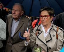 Viviane et Pierre Lambert, les parents de Vincent Lambert, patient tétraplégique en état végétatif depuis plus de dix ans, arrivent à l'hôpital de Reims pour un rassemblement contre l'arrêt programmé 