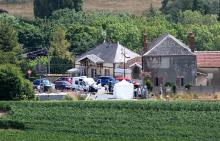 Des gendarmes et des pompiers se tiennent près du passage à niveai à Avenay-Val-d'Or près de Reims le 15 juillet 2019