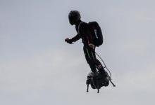 Franky Zapata à bord du "Flyboard" pendant un test à Saint-Inglevert, dans le nord de la France, le 24 juillet 2019