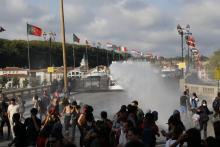 Des forces de sécurité font usage d'un canon à eau à Bayonne, le 24 août 2019, en marge du sommet du G7 qui s'ouvre dans la soirée à Biarritz.