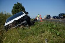 Les secours interviennent sur la scène d'un accident sur l'A10 à Saint-Epain le 26 juin 2018