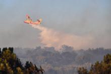 Un Canadair au-dessus de Générac (Gard) le 2 août 2019