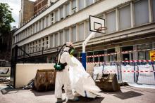 Opération de décontamination à l'école Saint-Benoit à Paris le 8 août 2019