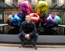 Jeff Koons pose devant les "Tulipes" à New York le 6 novembre 2012