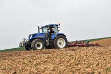 Un agriculteur dans son champs, le 23 avril 2019 dans le Nord