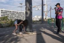 Une femme dépose quelques fleurs à Villeurbanne le 1er septembre 2019, au lendemain d'une attaque à l'arme blanche qui a fait un mort et 8 blessés