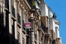 De nombreux actifs en couple sont exclus du marché immobilier parisien par la flambée des prix