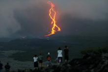 De la lave s'échappe du Piton de la Fournaise, en éruption, le 13 août 2019 sur l'île de La Réunion