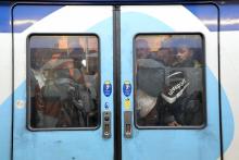 Des voyageurs dans un train bondé, gare de Lyon à Paris le 3 avril 2018