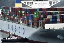 Un cargo Cosco, d'une capacité de 13.000 conteneurs, photographié à 90 kilomètres de la ville de Pan