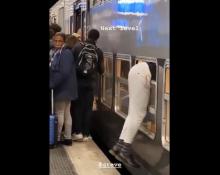 Un étudiant monte dans un RER D par la fenêtre pendant la grève des transports à Paris