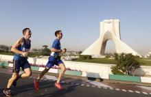 Des coureurs participent au premier marathon international à Téhéran, en Iran, le 7 avril 2017