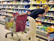 Au rayon laitages d'un supermarché Auchan, dans le nord de la France, le 27 juin 2014