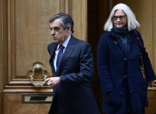 François et Penelope Fillon sortent de leur immeuble parisien le 24 février 2020