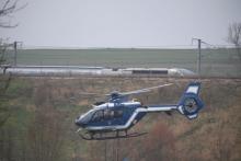 Un convoi de la gendarmerie arrive sur le site du déraillement d'un TGV à Ingenheim (Bas-Rhin), le 5 mars 2020