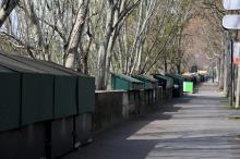 Les stands des bouquinistes fermés sur les quais de la Seine, le 20 mars 2020