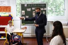 Emmanuel Macron en visite dans une école de Poissy (Yvelines) à quelques jours du déconfinement