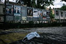 Des masques jetés dans la rue