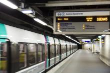 Une rame du RER B, le 8 mars 2016 à la station Châtelet-Les-Halles à Paris