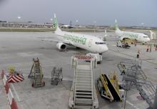 Des équipes de maintenance inspectent le tarmac du terminal 3 de l'aéroport d'Orly (Val-de-Marne), le 24 juin 2020