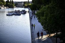 Des promeneurs le long du Canal de l'Ourcq à Paris durant le confinement, en avril 2019