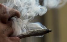 Un homme fumant un joint de cannabis