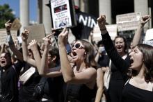 Des féministes manifestent contre la nomination de Gérald Darmanin près du ministère de l'Intérieur à Paris le 7 juillet 2020