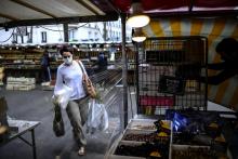 Une femme portant un masque de protection dans un marché ouvert à Paris, le 28 août 2020