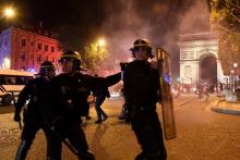 Forces de l'ordre sur les Champs-Elysées