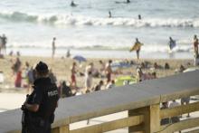 Un policier patrouille devant la Grande Plage de Biarritz, le 22 août 2019 avant le G7 organisé dans la ville