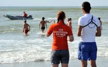 Des sauveteurs de la SNSM et des CRS sur une plage.