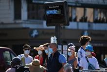 Des personnes masquées attendent à un arrêt de bus sur le Vieux Port, le 26 août 2020 à Marseille