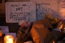 Une pancarte en hommage à l'enseignant assassiné Samuel Paty devant le collège où il travaillait à Conflans-Sainte-Honorine, le 17 octobre 2020