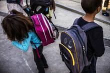 Une petite fille et un petit garçon dans la cour d'une école élémentaire à Lyon, le 2 septembre 2014