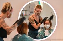 Des employées d'un salon de coiffure de Bruay-la-Buissière (Pas-de-Calais) se préparent le 8 mai 2020 en vue de la réouverture du salon après la fin du confinement