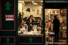 Magasin à Lyon le 10 novembre 2020. Sur la vitrine une pancarte "A Vendre" renvoyant sur la ligne téléphonique de l'Elysée pour alerter sur la situation critique des commerces