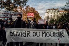 Une équipe médicale entoure un brancard occupé par un malade du Covid-19, le 16 novembre 2020 sur le tarmac de l'aéroport de Bron, près de Lyon