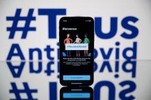 L'application TousAntiCovid sur un téléphone, le 28 octobre 2020 et qui pourrait atteindre 15 millions de téléchargements d'ici un mois