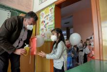 Les enfants doivent se laver les mains une dizaine de fois par jour à l'école 