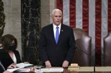 Mike Pence certifiant les résultats 