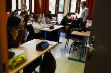 Rentrée 2020 dans un collège parisien. Depuis des années, de nombreux profs le disent: ils sont "en première ligne". Quatre enseignants de collège public ont accepté de confier, chaque semaine, leur e