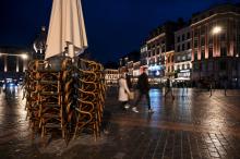 Une terrasse de café fermé sur une place de Lille, le 17 octobre 2020